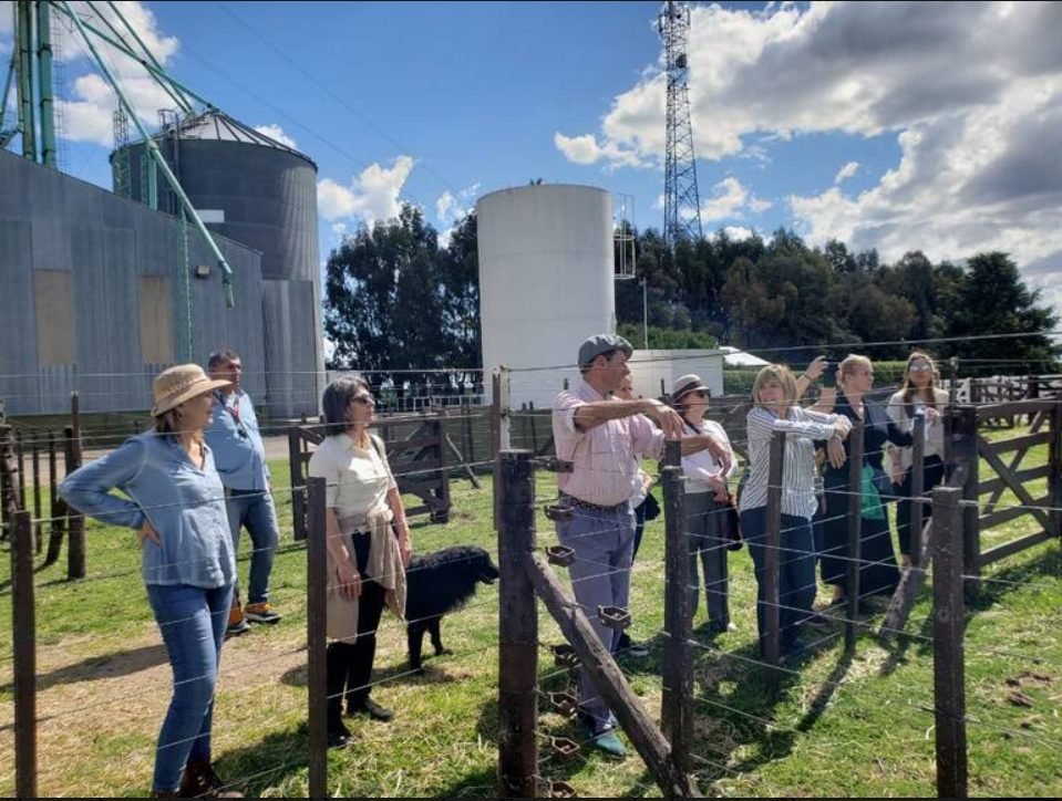 En la localidad de Azul intercambiaron experiencias con productoras agropecuarias para tender lazos con el interior del país. Pollera Pantalón en Azul